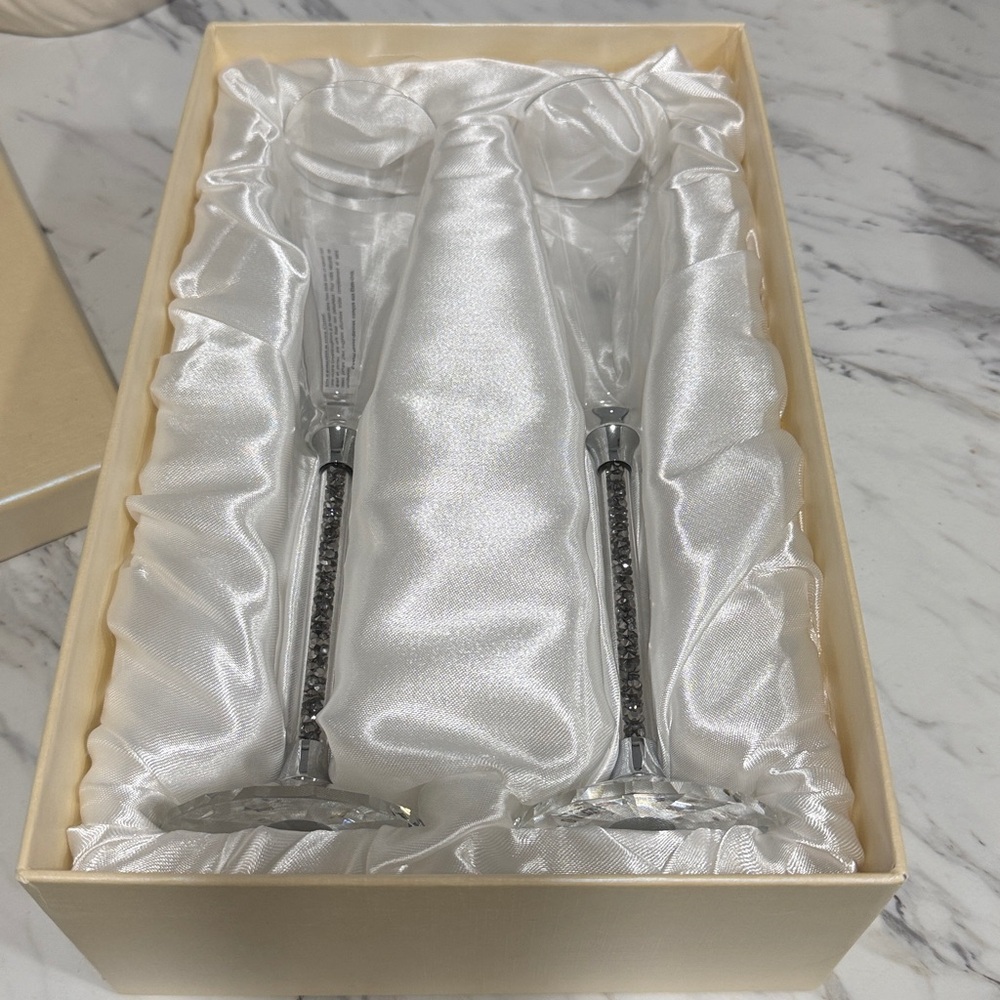 OLEG CASSINI Crystal Grey Diamond Toasting Flutes, Set of 2